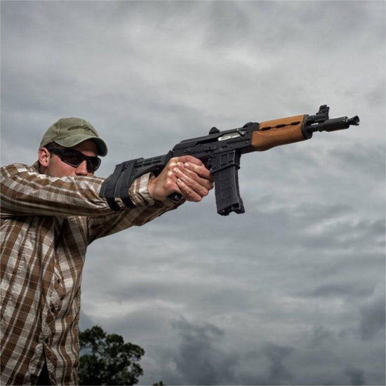 a_man_holding_a_rifle_with_sba3